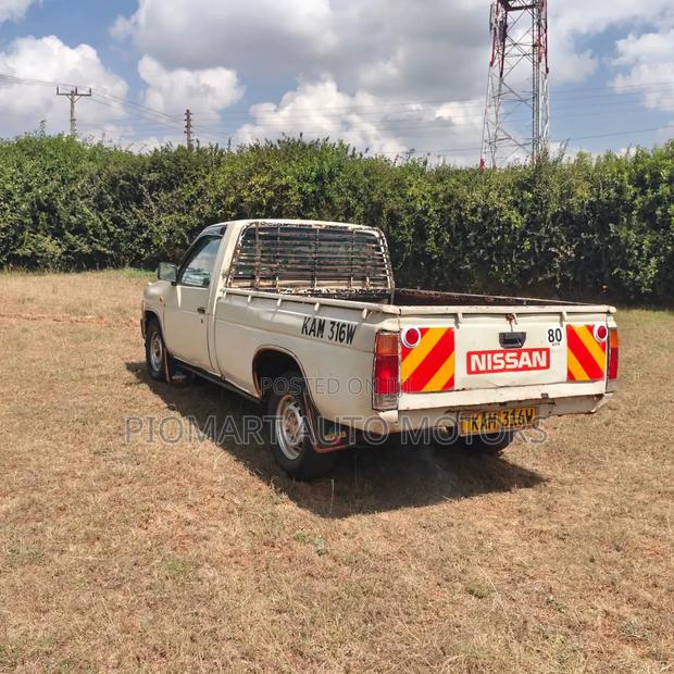 Nissan Pick-Up 2003 White