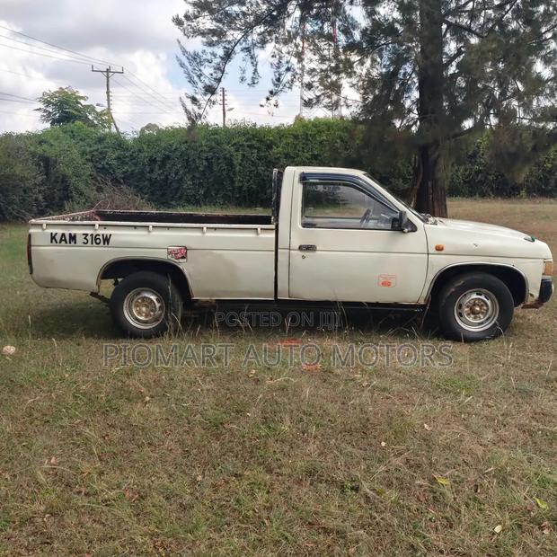 Nissan Pick-Up 2003 White
