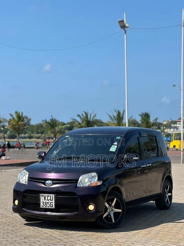 Toyota Sienta 2012 Purple