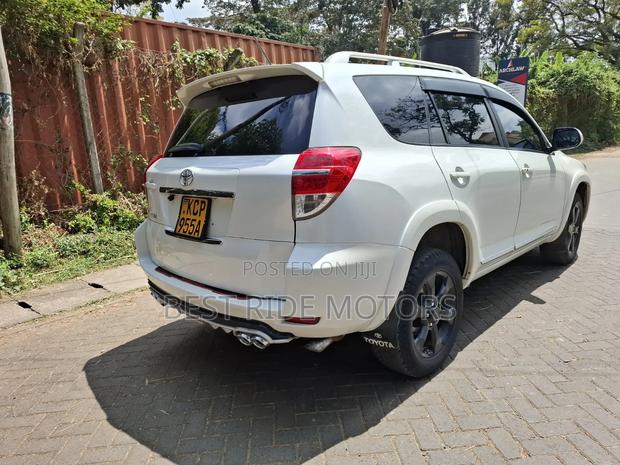 Toyota Vanguard 2011 White