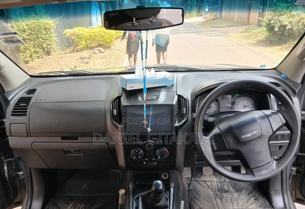 Isuzu D-MAX 2023 Gold