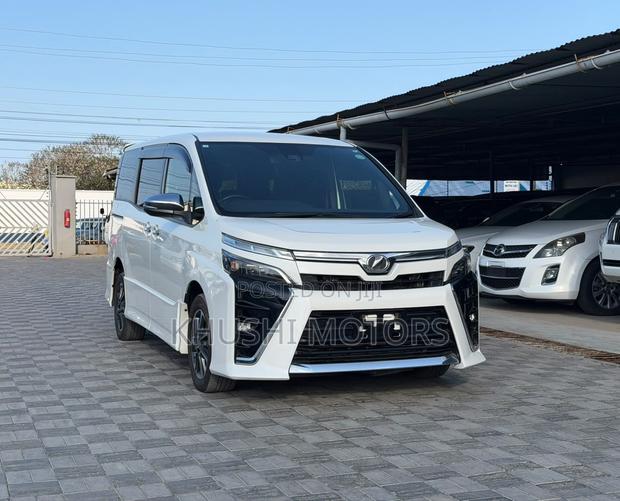 Toyota Voxy 2019 Pearl