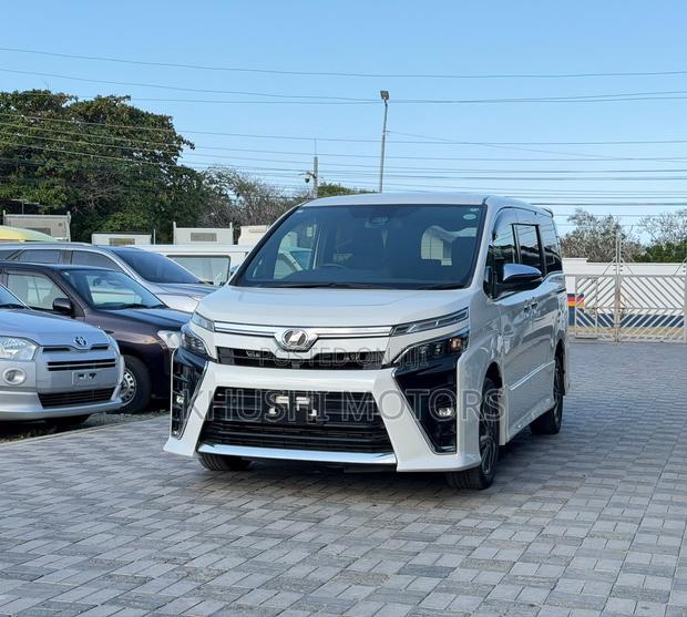 Toyota Voxy 2019 Pearl