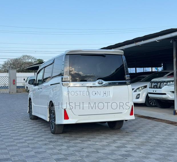 Toyota Voxy 2019 Pearl