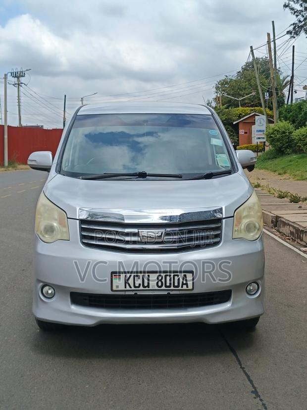Toyota Noah 2.0 143hp FWD (8 Seater) 2012 Silver