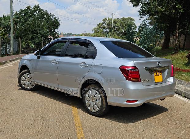 Toyota Axio 1.5 Hybrid 2WD 2017 Silver