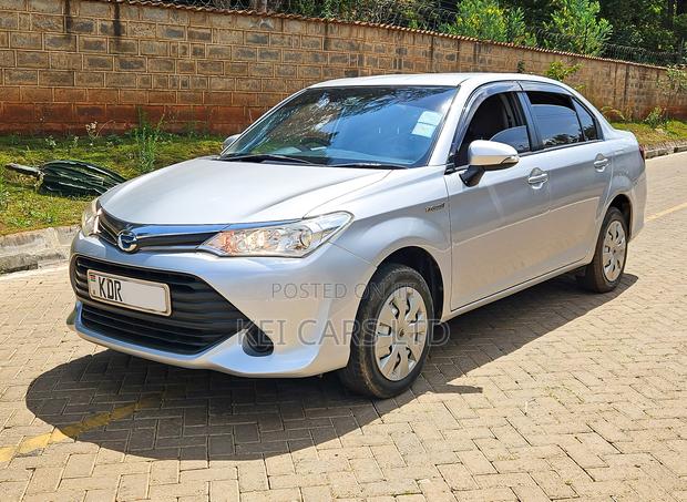 Toyota Axio 1.5 Hybrid 2WD 2017 Silver