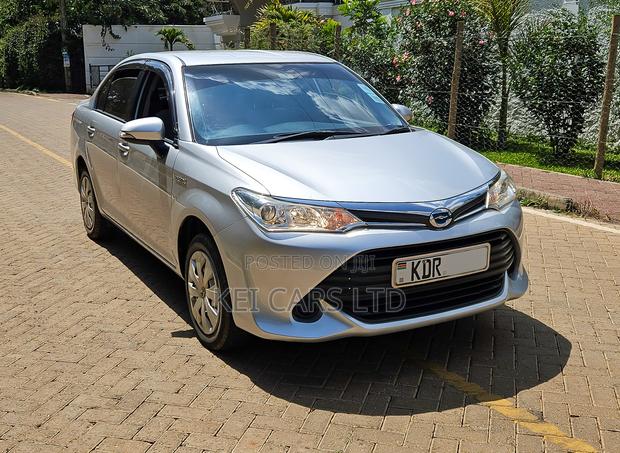 Toyota Axio 1.5 Hybrid 2WD 2017 Silver