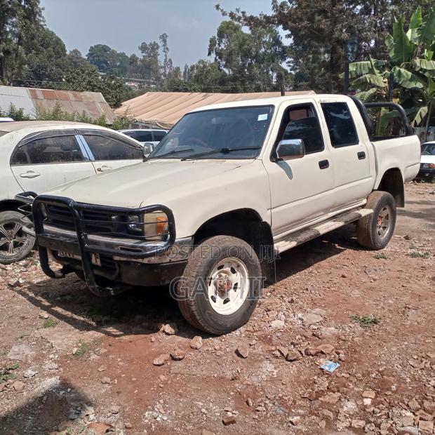 Toyota Hilux 1999 White