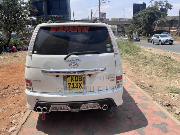 Toyota ISIS 2014 White
