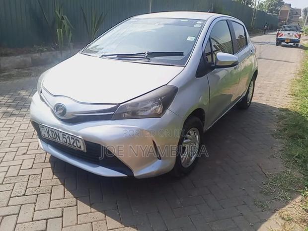 Toyota Vitz 2017 Silver