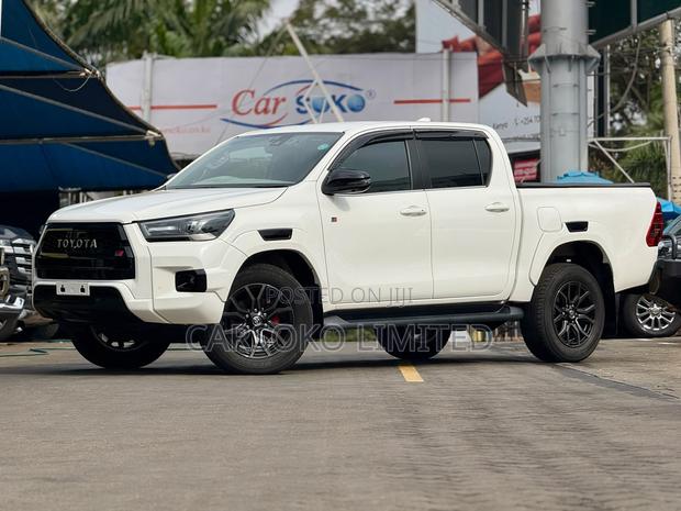 Toyota Hilux 2021 White