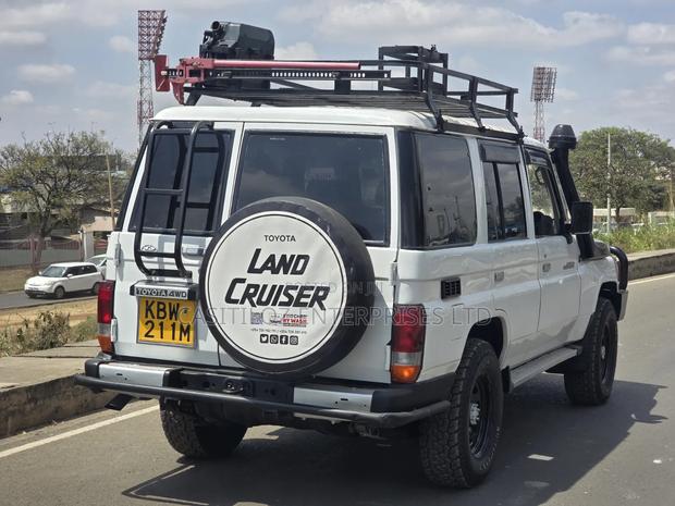 Toyota Land Cruiser 2010 White