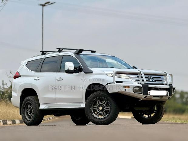 Mitsubishi Pajero 2022 White