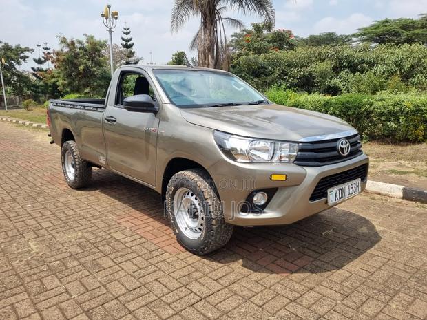 Toyota Hilux 2023 Gold