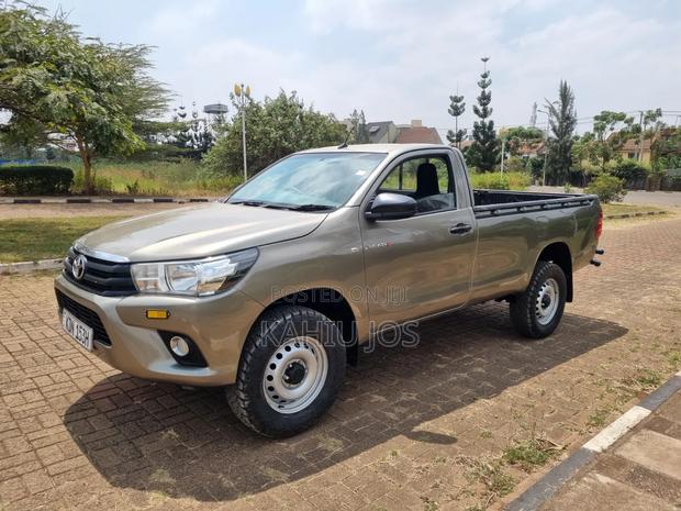 Toyota Hilux 2023 Gold