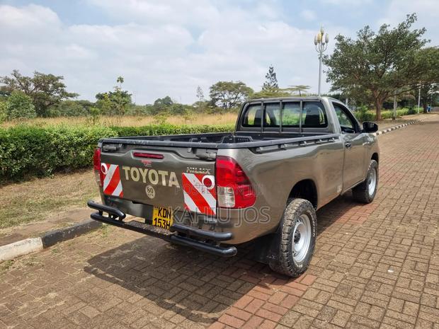 Toyota Hilux 2023 Gold