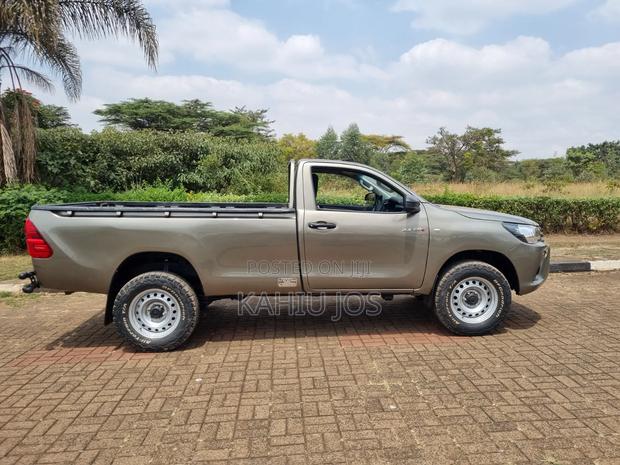 Toyota Hilux 2023 Gold