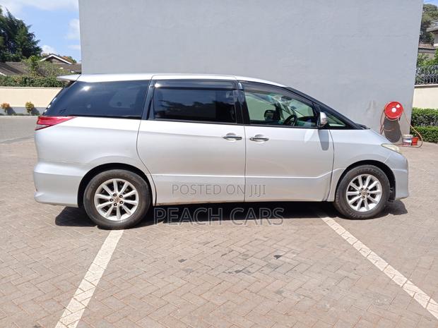 Toyota Estima 2011 Silver