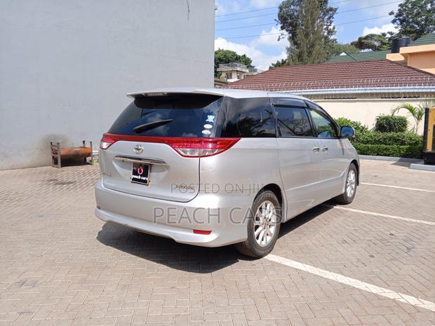 Toyota Estima 2011 Silver