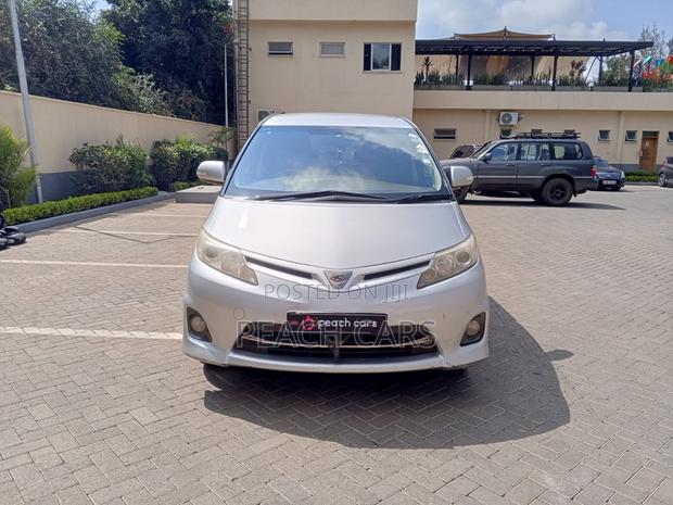 Toyota Estima 2011 Silver