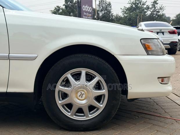 Toyota Cresta 2000 White