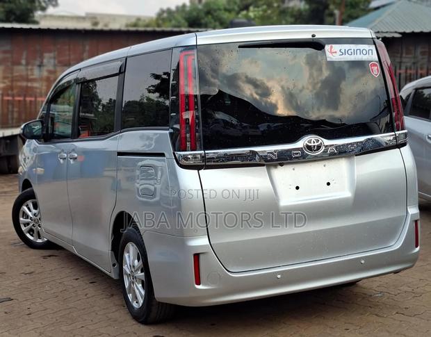 Toyota Noah 2019 Silver