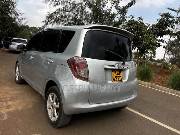 Toyota Ractis 1.5 AWD 2010 Silver