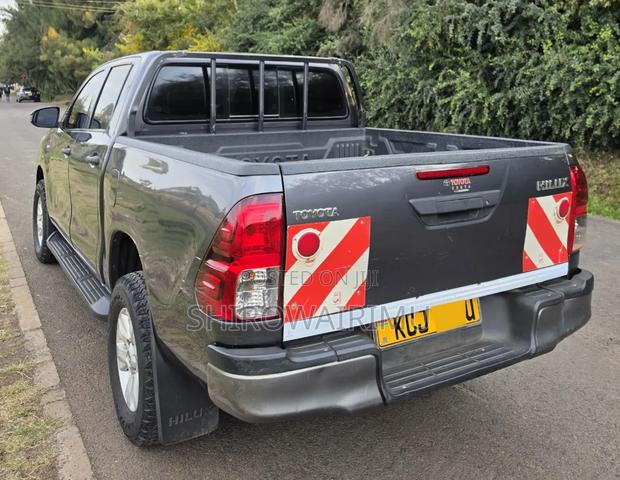 Toyota Hilux 2016 Gray