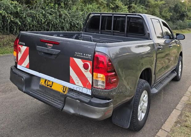 Toyota Hilux 2016 Gray