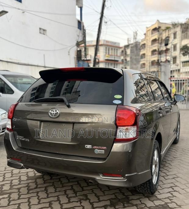 Toyota Corolla Fielder 1.5 Hybrid FWD 2013 Brown