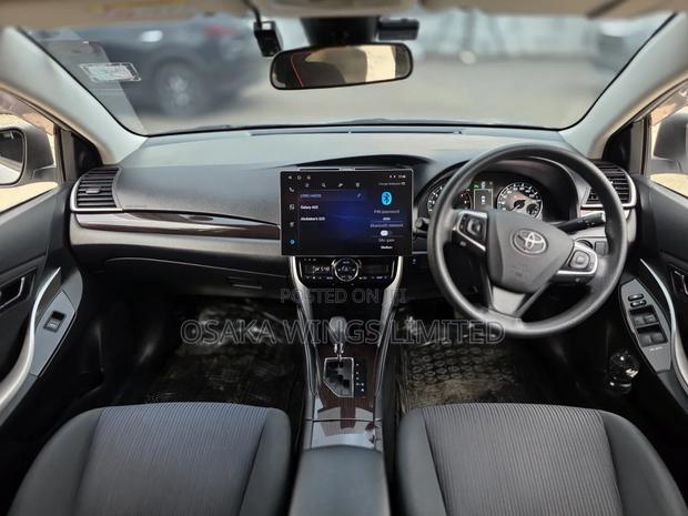 Toyota Premio 2018 Silver