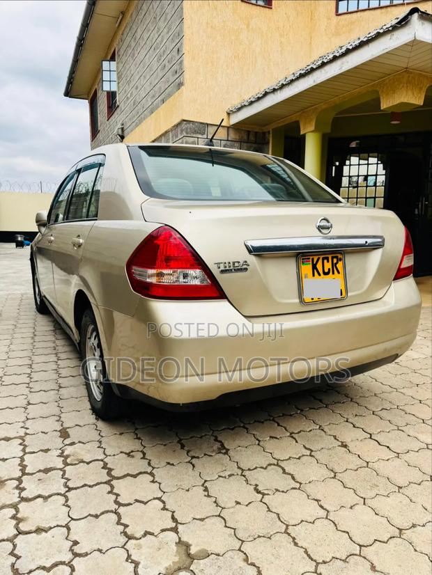 Nissan Tiida 2011 Gold