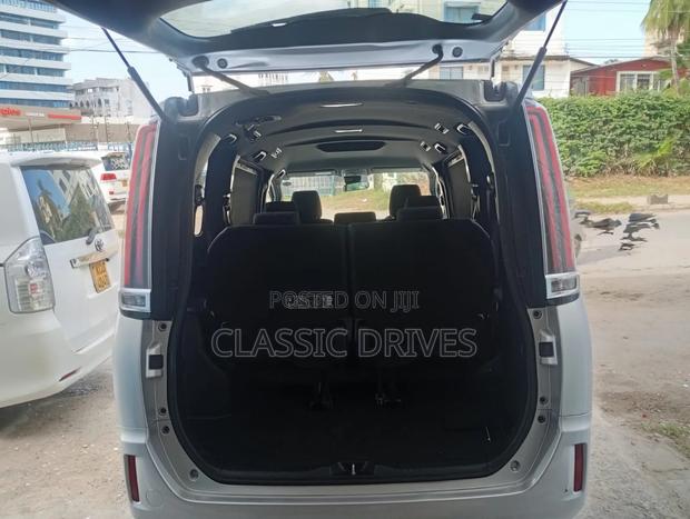 Toyota Esquire 2019 Silver