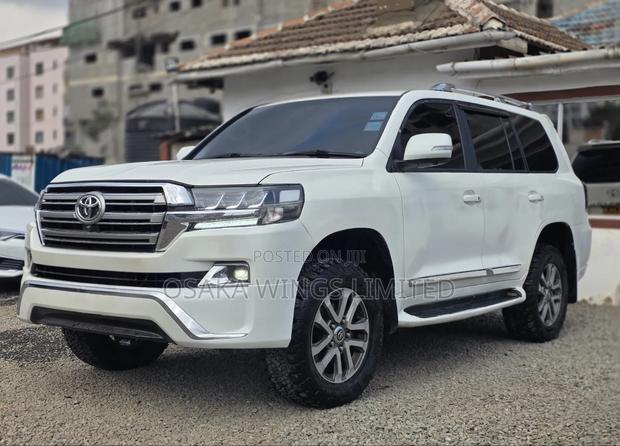Toyota Land Cruiser 2010 White