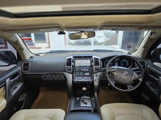 Toyota Land Cruiser 2010 White