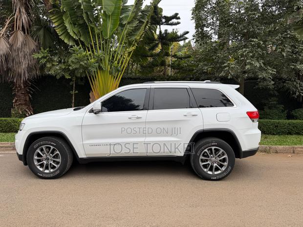 Jeep Grand Cherokee Laredo 4dr SUV 4WD (3.6L 6cyl 8A) 2015 White