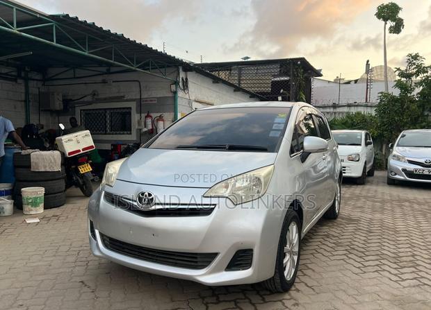 Toyota Ractis 1.3 FWD 2013 Silver