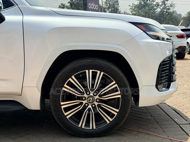 Lexus LX 600 2022 White