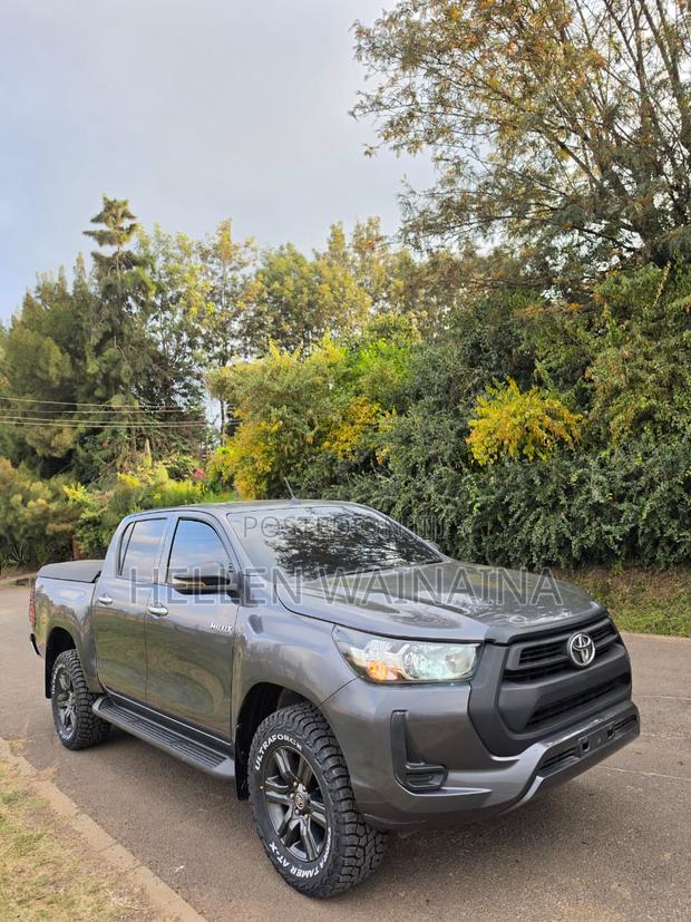 Toyota Hilux 2023 Gray