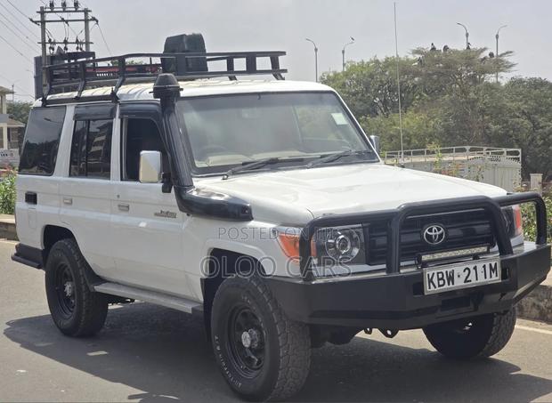 Toyota Land Cruiser 2011 White