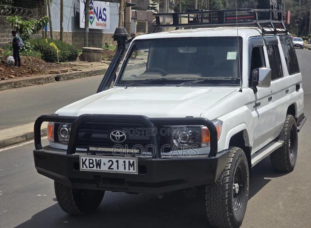 Toyota Land Cruiser 2011 White