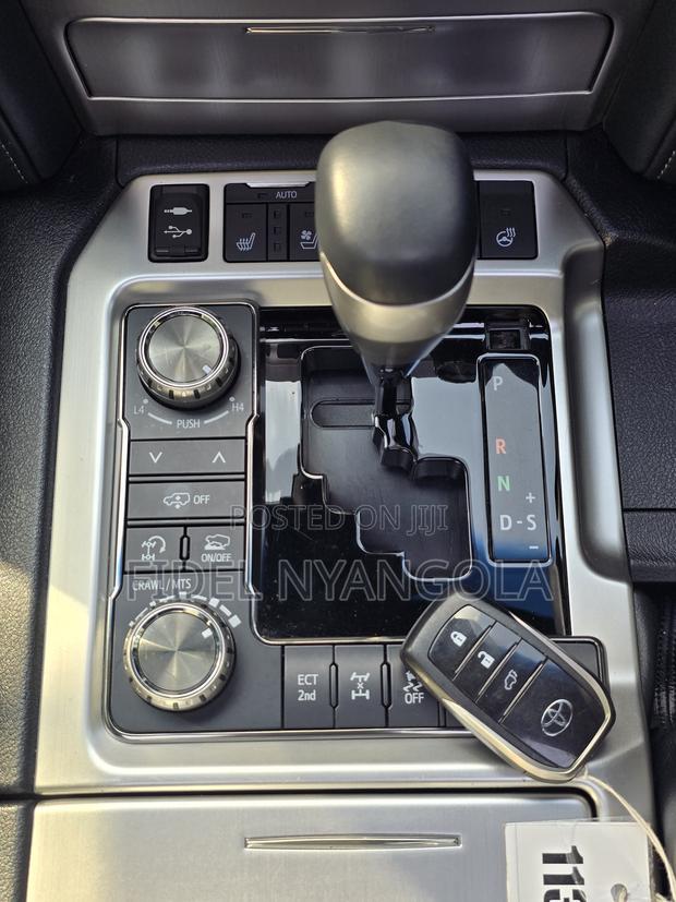 Toyota Land Cruiser 4.6 V8 ZX 2019 White