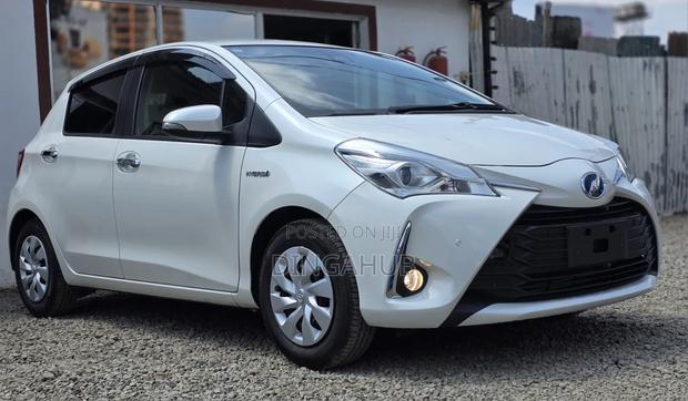Toyota Vitz 1.5 FWD Hybrid 5dr 2019 White