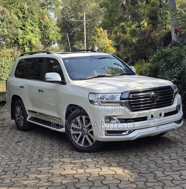 Toyota Land Cruiser 4.6 V8 ZX 2019 White