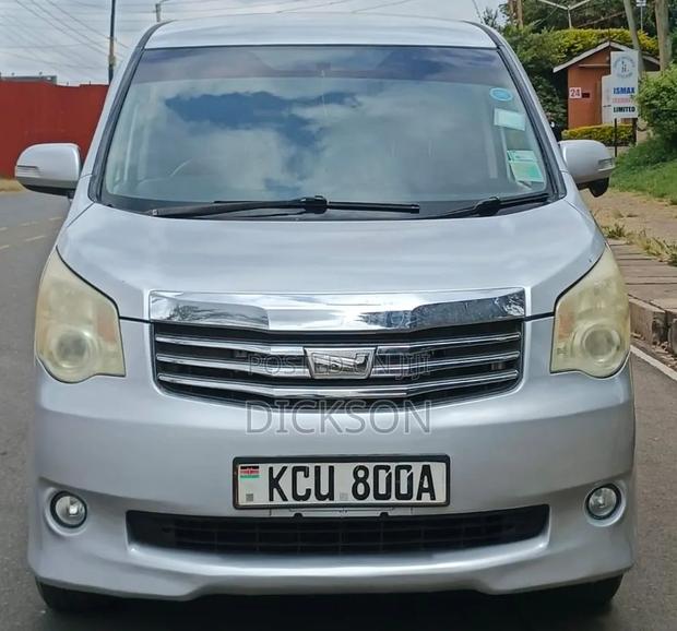 Toyota Noah 2012 Silver