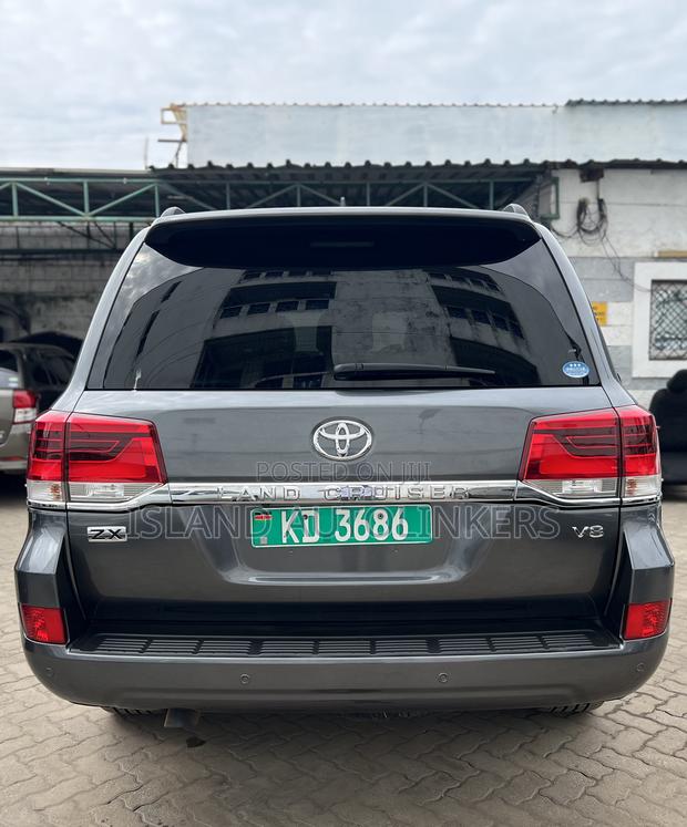 Toyota Land Cruiser 4.6 V8 ZX 2019 Gray