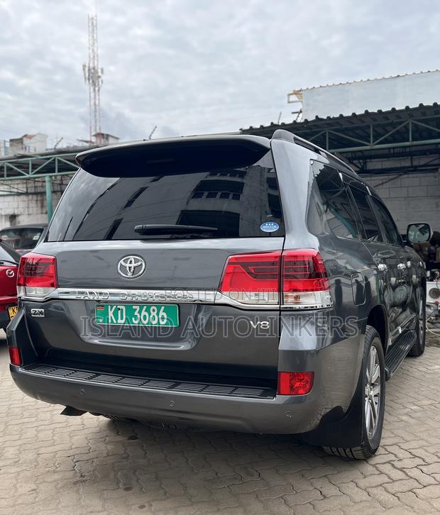 Toyota Land Cruiser 4.6 V8 ZX 2019 Gray