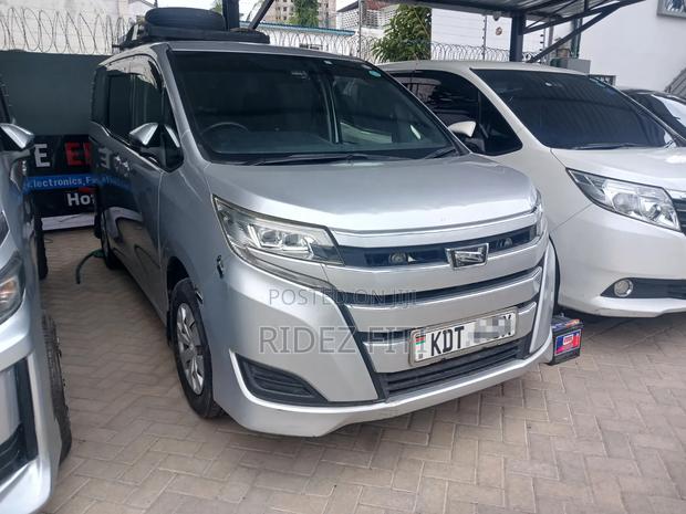 Toyota Noah 2019 Silver