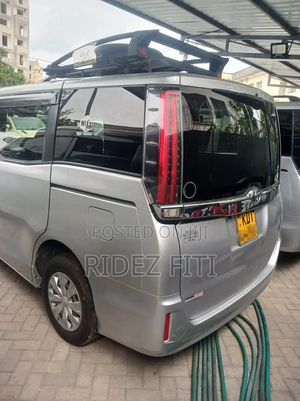 Toyota Noah 2019 Silver